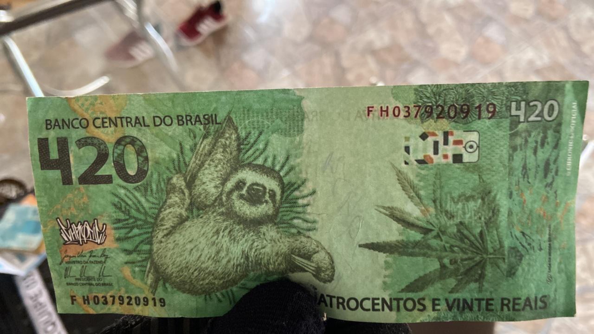 PF apreende nota de R$ 420 com imagem de bicho-preguiça e efígie fumando maconha - Divulgação