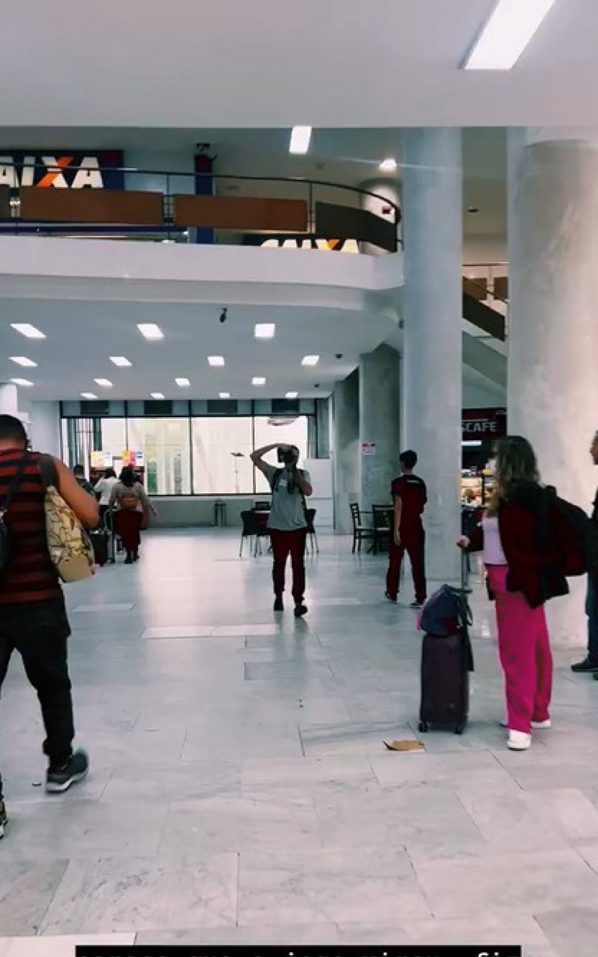 Mel Maia brinca com fot&oacute;grafo ao desembarcar no Rio