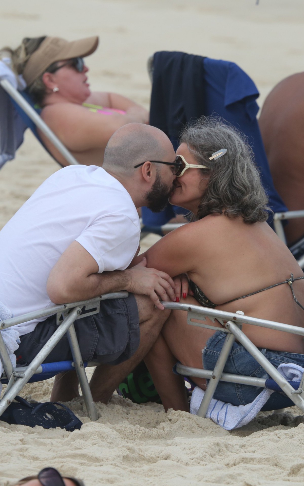 Maria C&acirc;ndida troca beijos com rapaz n&atilde;o identificado em dia de praia no Rio