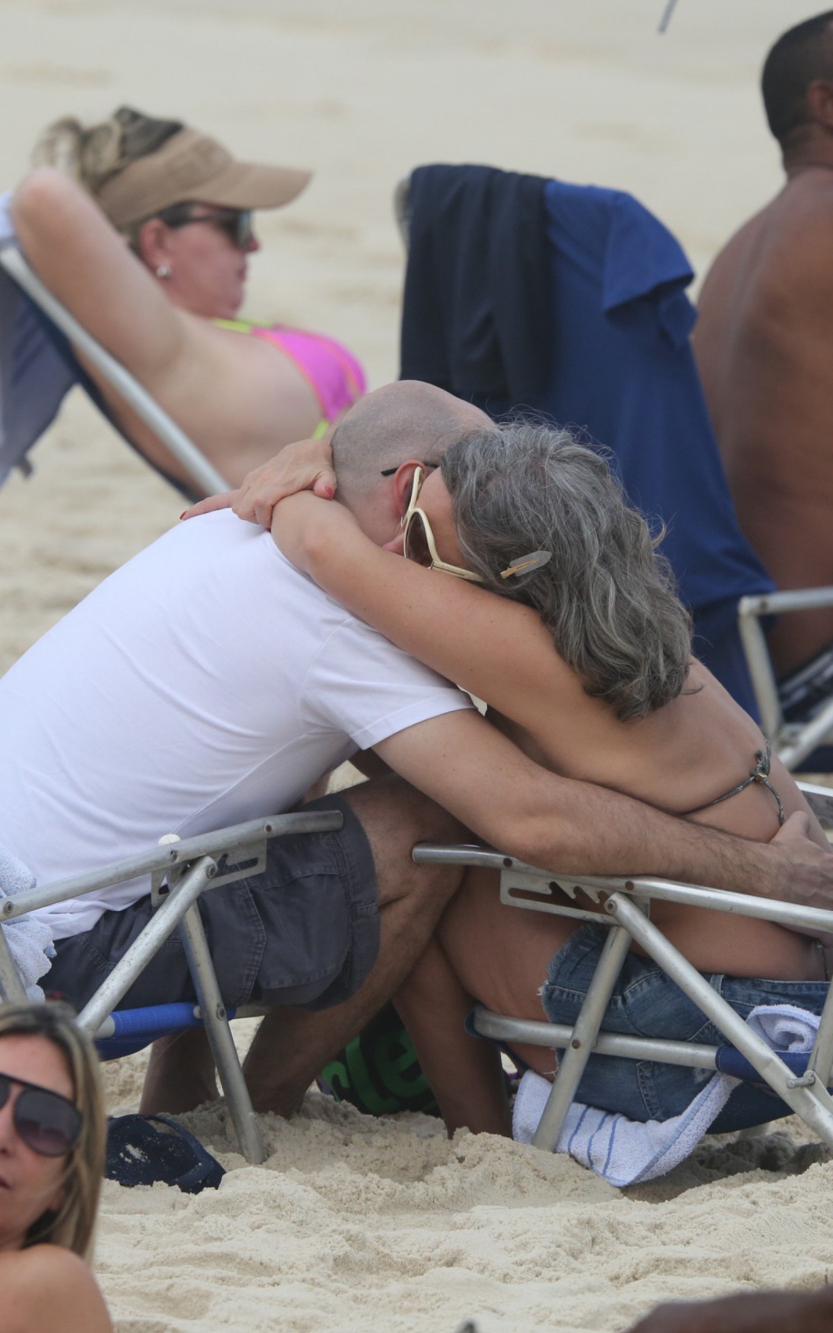 Maria C&acirc;ndida &eacute; vista em clima de romance com homem misterioso na praia da Barra