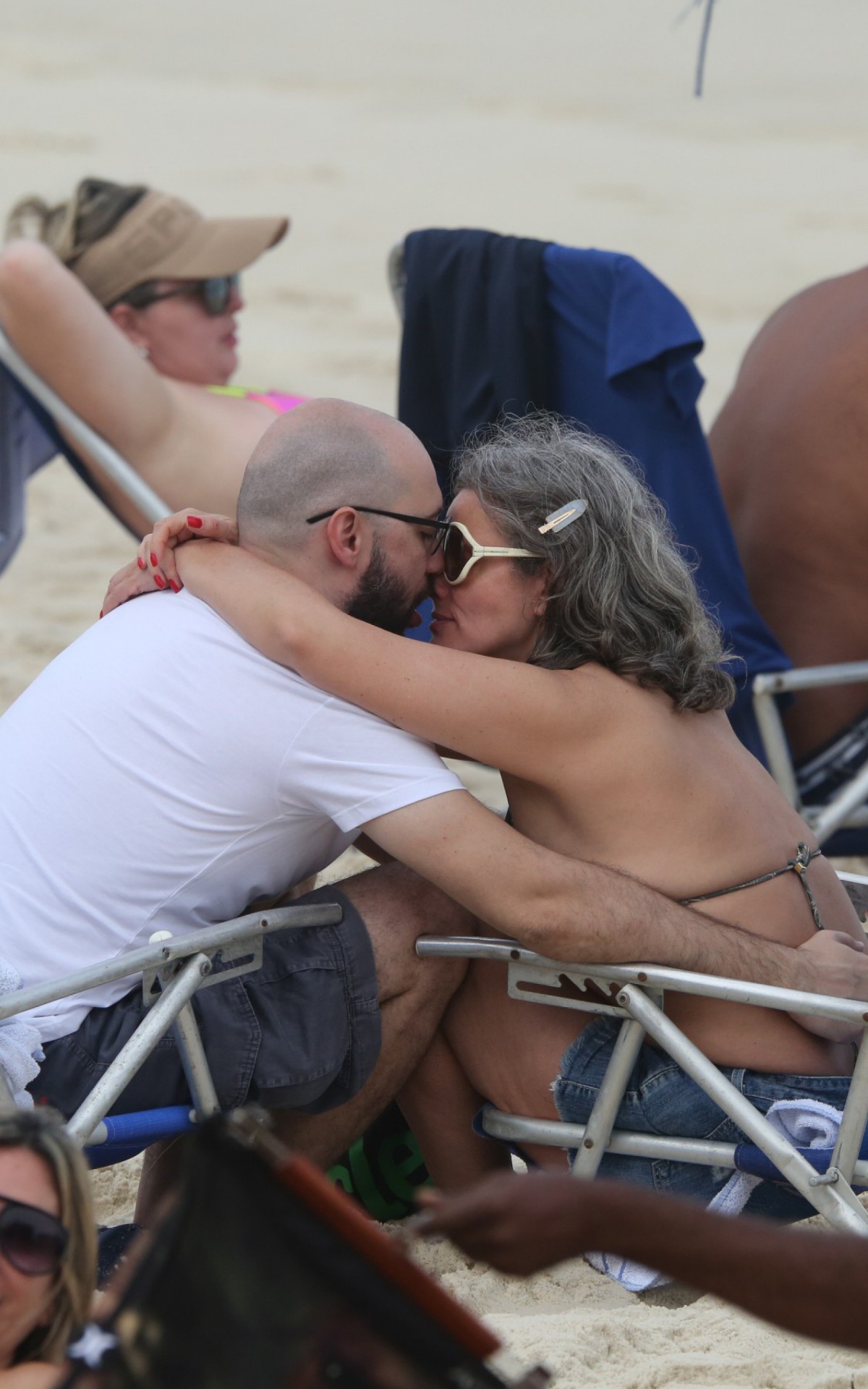 Maria C&acirc;ndida troca beijos com rapaz n&atilde;o identificado em dia de praia no Rio