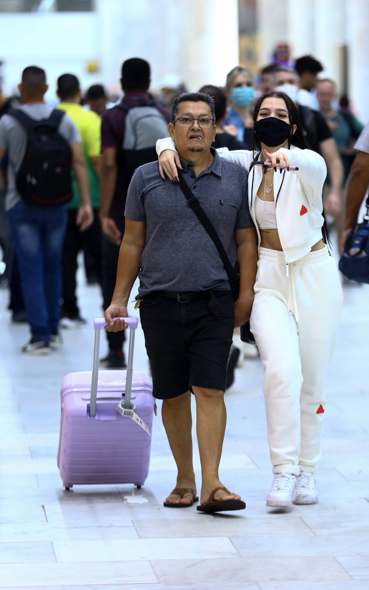 Mel Maia desembarcou em aeroporto do Rio, neste domingo