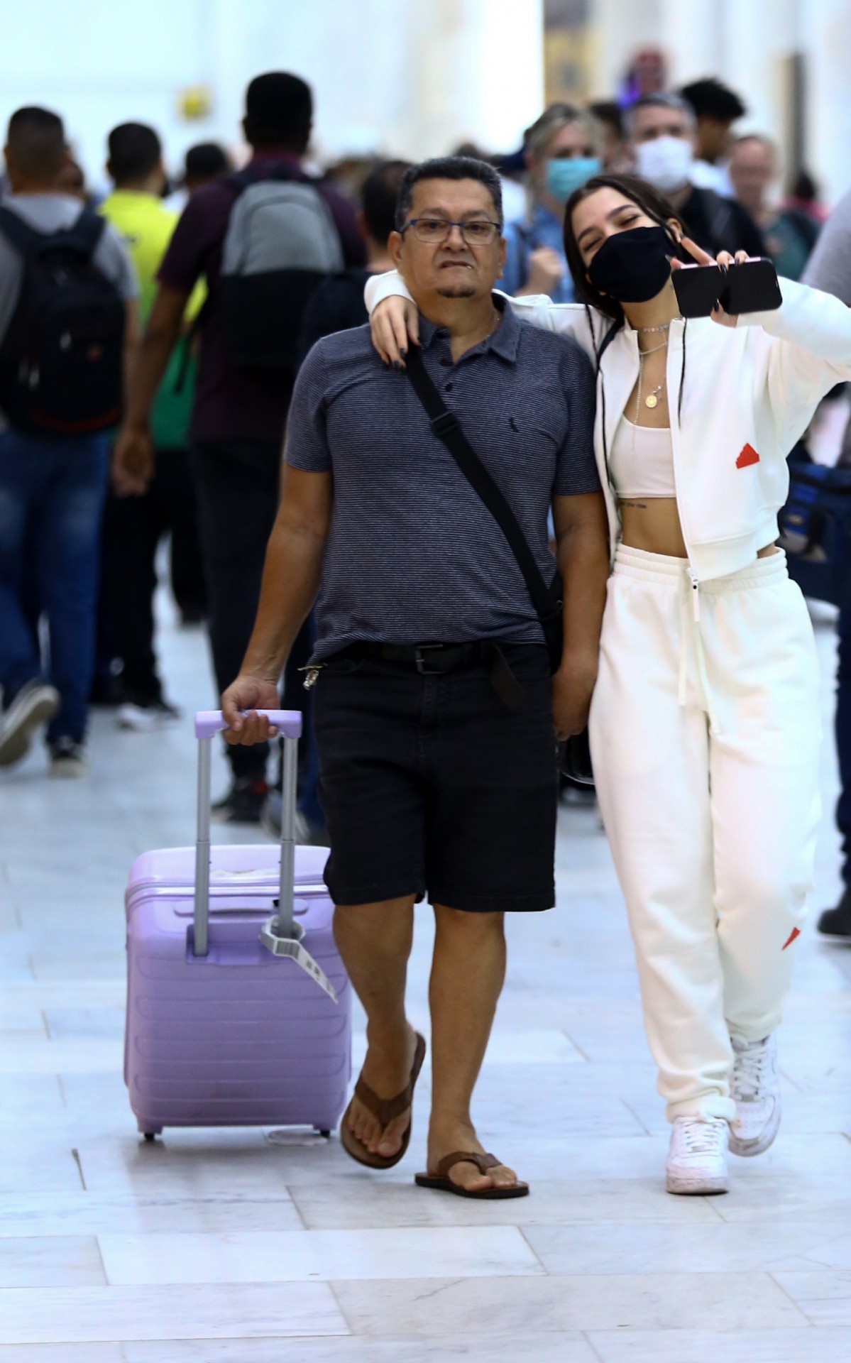 Mel Maia foi vista com o pai, Luciano Souza, após desembarcar no Rio - Ag. News