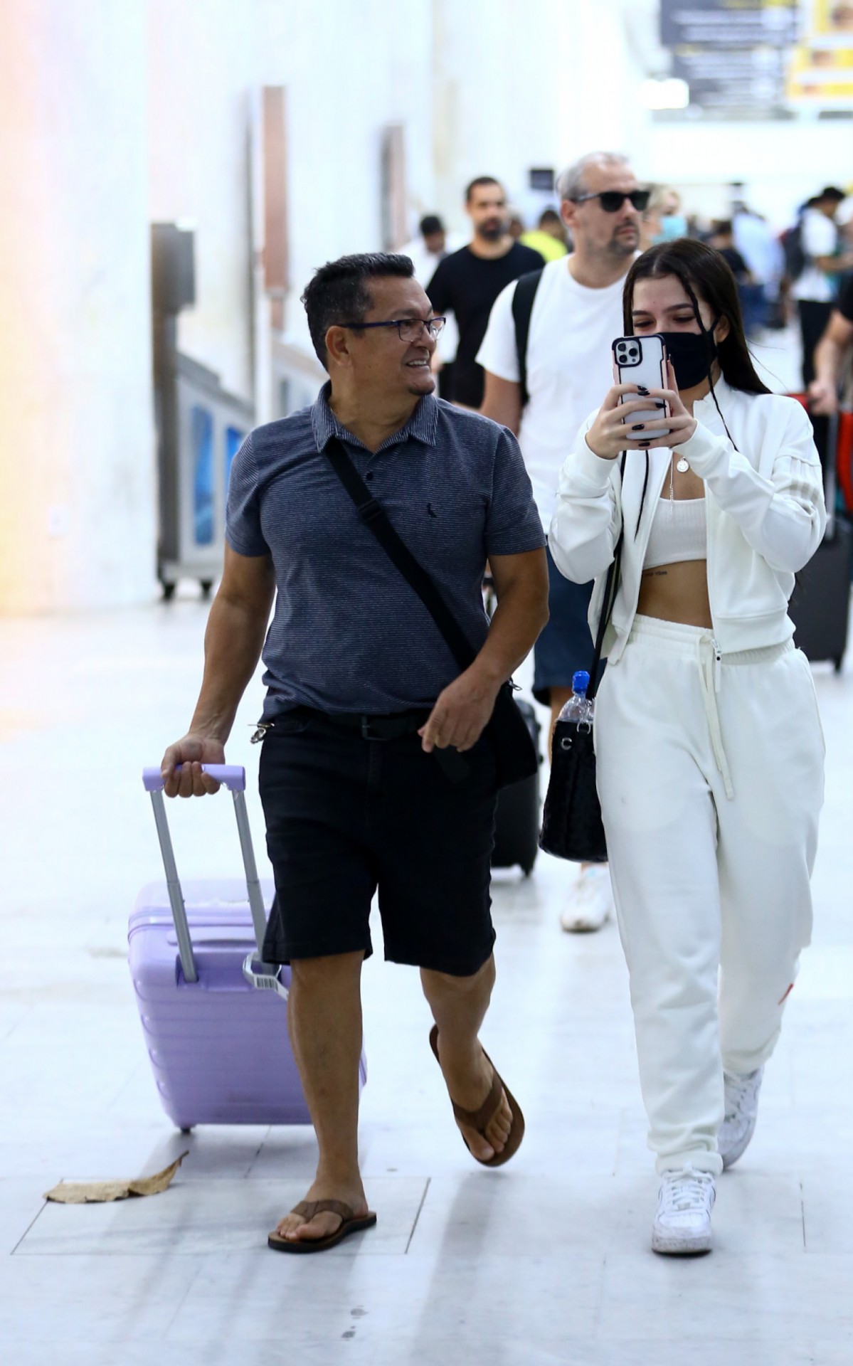 Mel Maia brinca com fot&oacute;grafo ao desembarcar no Rio