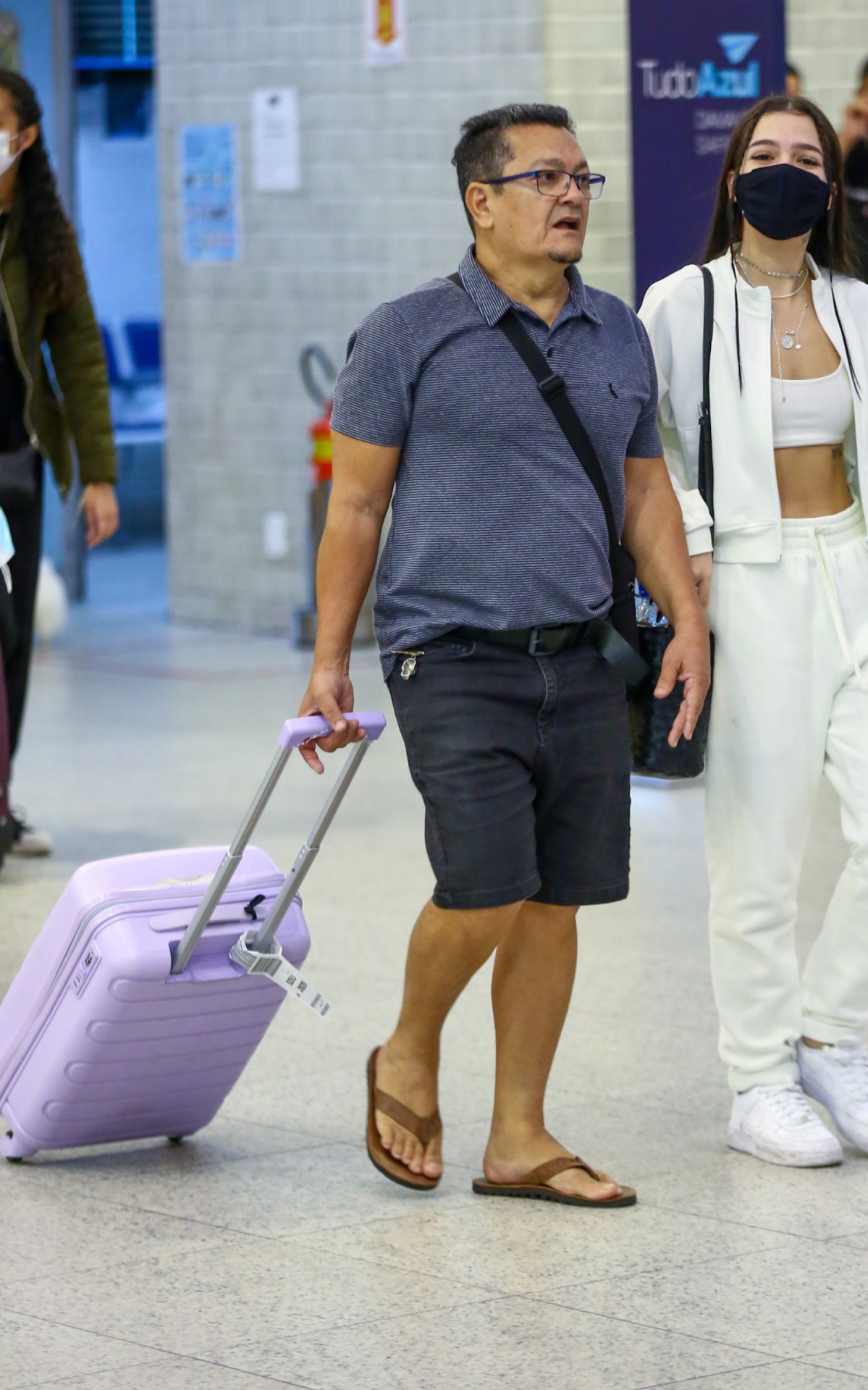 Mel Maia sorriu para fotos ao desembarcar em aeroporto do Rio