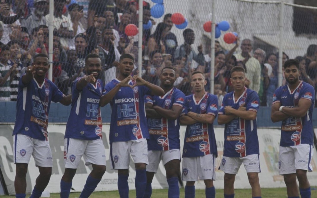 Jogadores do SE Belford Roxo comemoram o gol marcado por Rafael (fazendo coração)