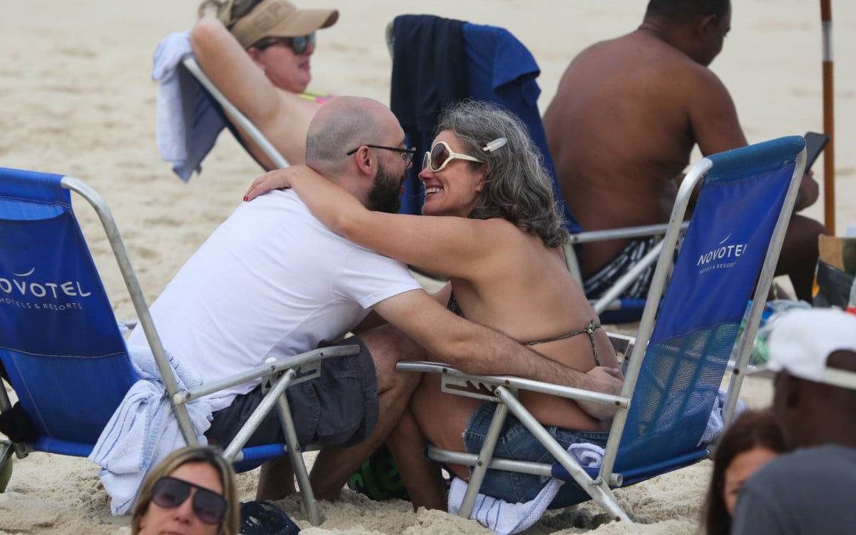 Maria Cândida troca beijos com rapaz não identificado em dia de praia no Rio - Dilson Silva / Ag. News