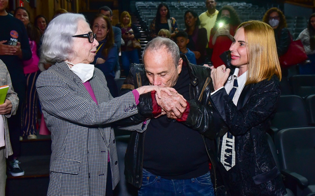 St&ecirc;nio Garcia e a mulher, Marilene Saade, prestigiaram o espet&aacute;culo que Fernanda Montenegro estrela no Rio