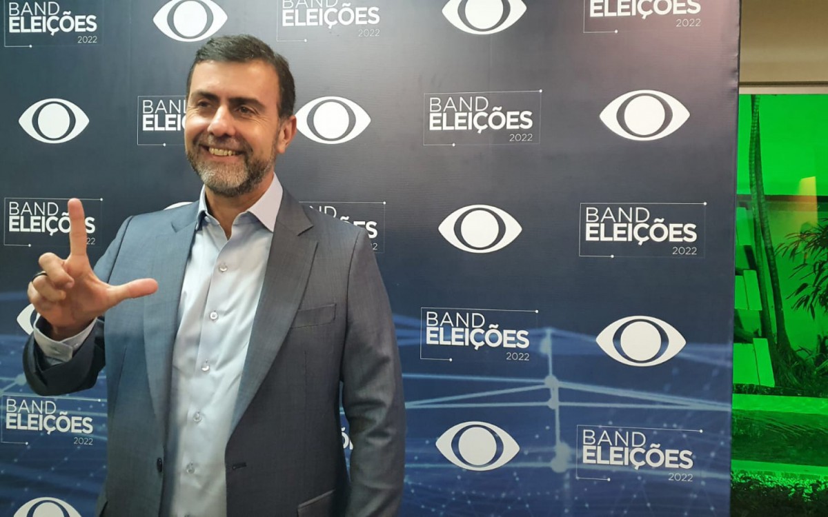 Freixo posa para as fotos fazendo o L de Lula
