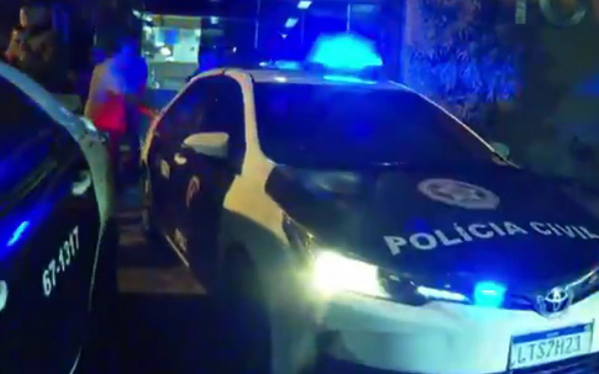 Antes de seguir para UPA no Complexo de Gericinó, Bruno Krupp passou pela 16ª DP (Barra da Tijuca) para trâmites legais e prestar depoimento