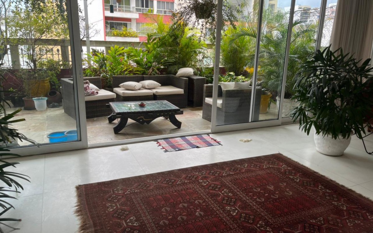 Sala onde belga foi encontrado morto. Seu corpo estava entre a sala e a varanda, onde há uma porta de vidro