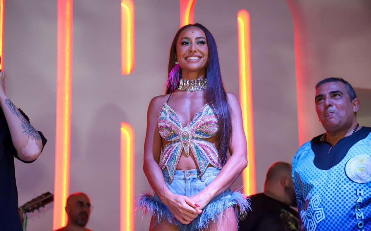 Sabrina Sato &eacute; rainha de bateria da Vila Isabel