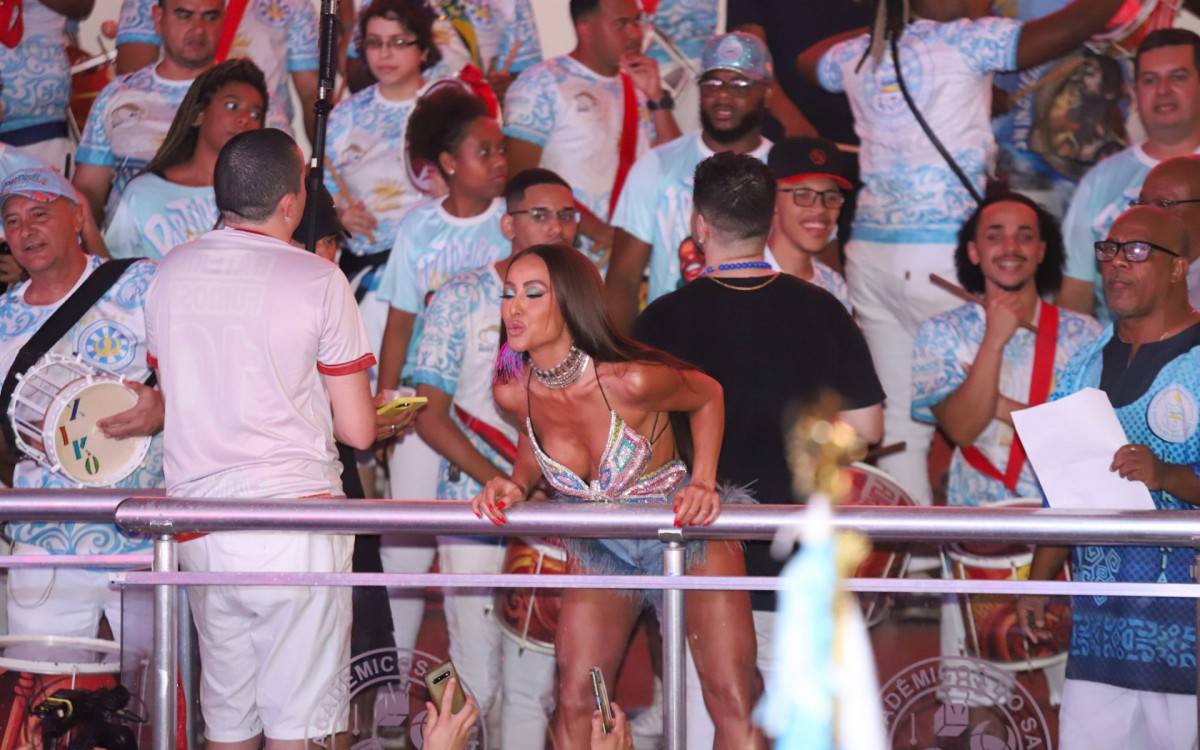 Sabrina Sato se esbaldou com a Vila Isabel em ensaio na quadra do Salgueiro