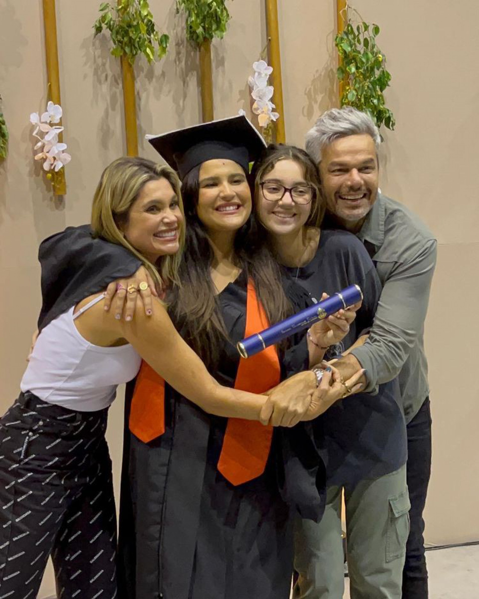 Giulia Costa e família - Reprodução do Instagram