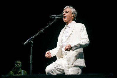 Caetano Veloso completa 80 anos e celebra com show especial em família