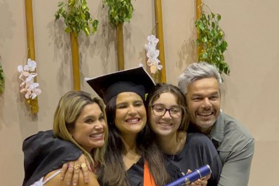 Giulia Costa comemora formatura em cinema ao lado da família