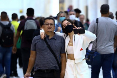 Mel Maia desembarca em aeroporto do Rio e brinca com fotógrafo: 'O jogo virou'