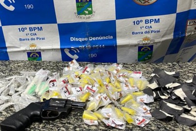 Homem é preso com drogas e revólver em Barra do Piraí