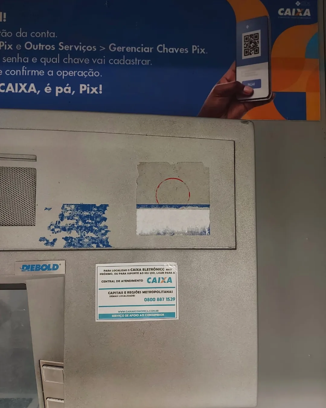 Adesivo com telefone para contato que estava colado no caixa eletrônico era falso