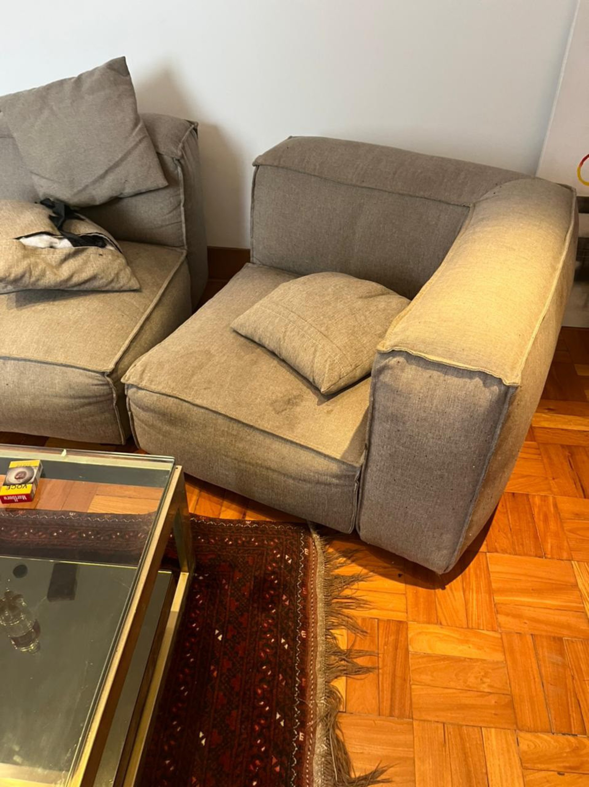 Sof&aacute;, que tinha marca de sangue, foi lavado a pedido do c&ocirc;nsul antes da per&iacute;cia