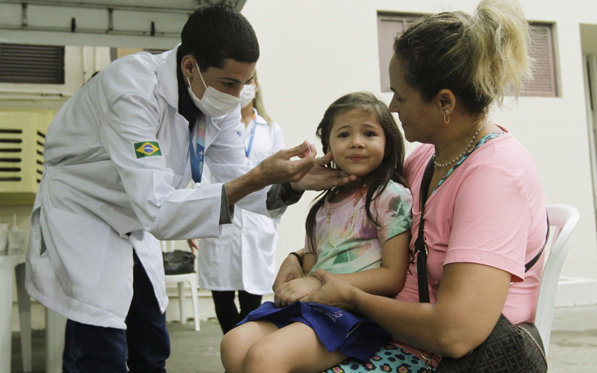 Saude - O secretario minicipal de saude, Rodrigo Prado, esteve no centro municipal de saude, Heitor Beltrao, na Tijuca, zona norte do Rio de Janeiro, para acompanhar a vacina&ccedil;ao no local. Na foto, Sabra Pontes e a filha Maria Helena.