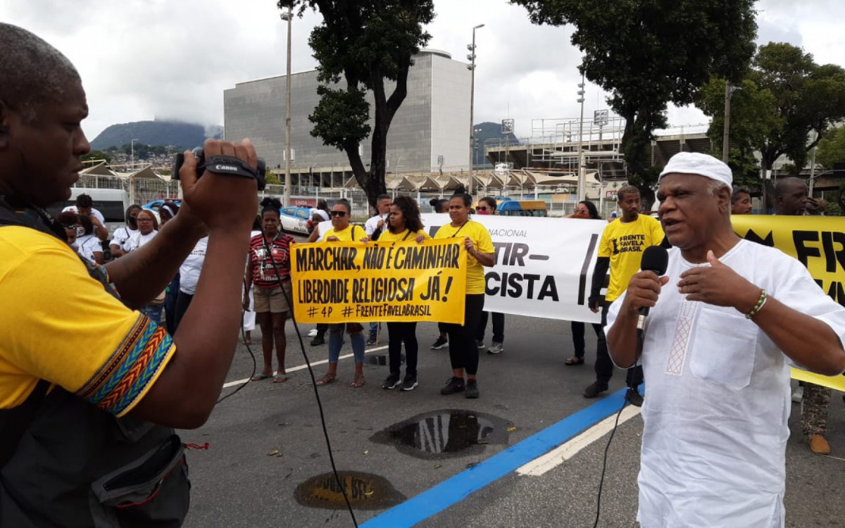 Babalaw&ocirc; Ivanir dos Santos em caminhada pela liberdade religiosa.