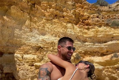 Ex-BBBs Mari Gonzalez e Jonas Sulzbach curtem praia em Portugal