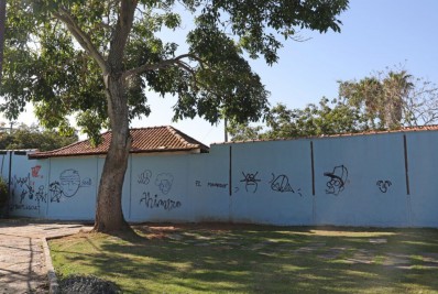 Vândalos picham muro da Escola Municipal Darcy Ribeiro no Centro de Búzios