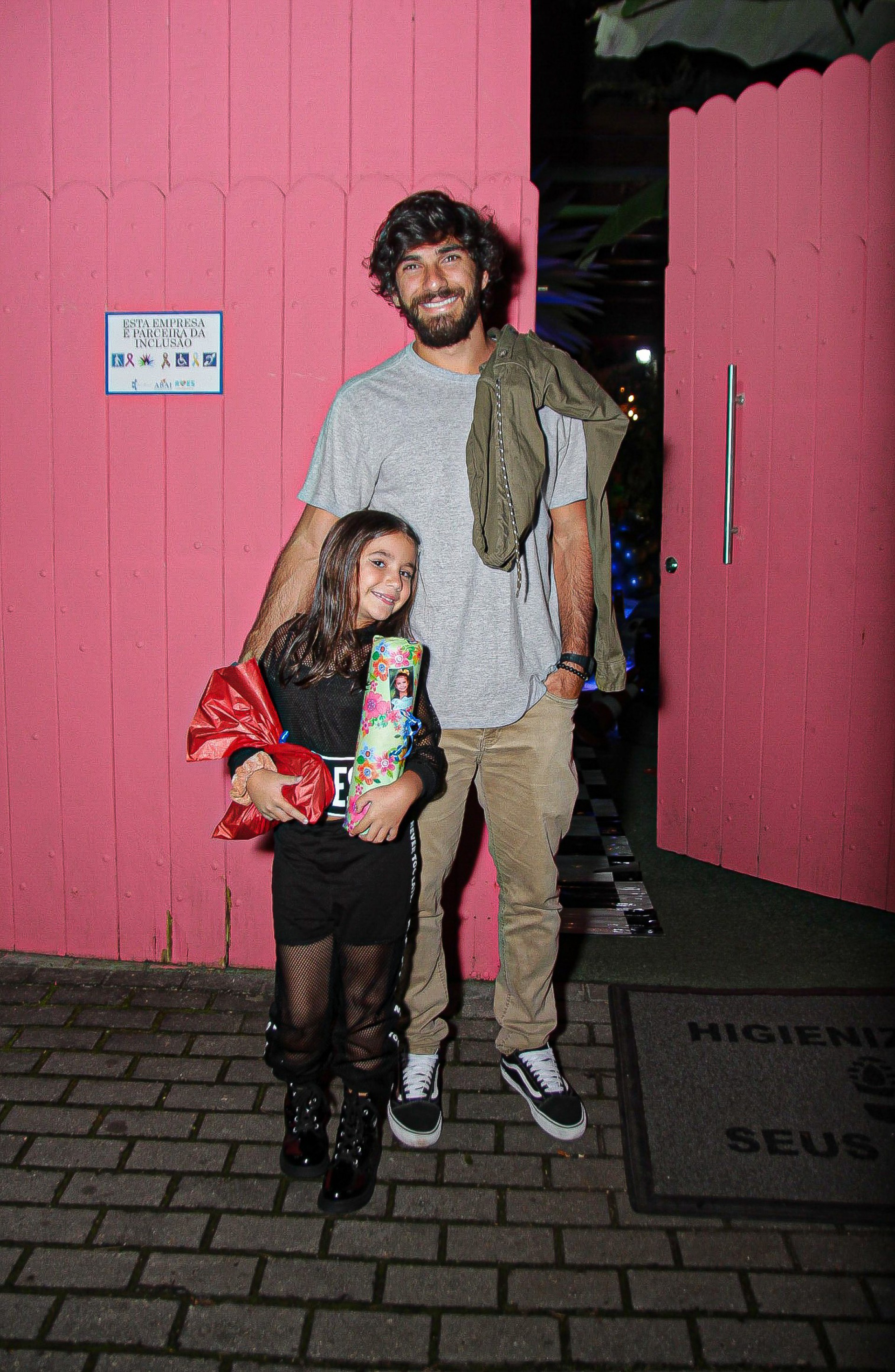 Hugo Moura, marido de Deborah Secco e a filha, Maria Flor Secco, no anivers&aacute;rio de Melinda, filha de Michel Tel&oacute; e Thais Fersoza - Fabricio Pioyani / AgNews