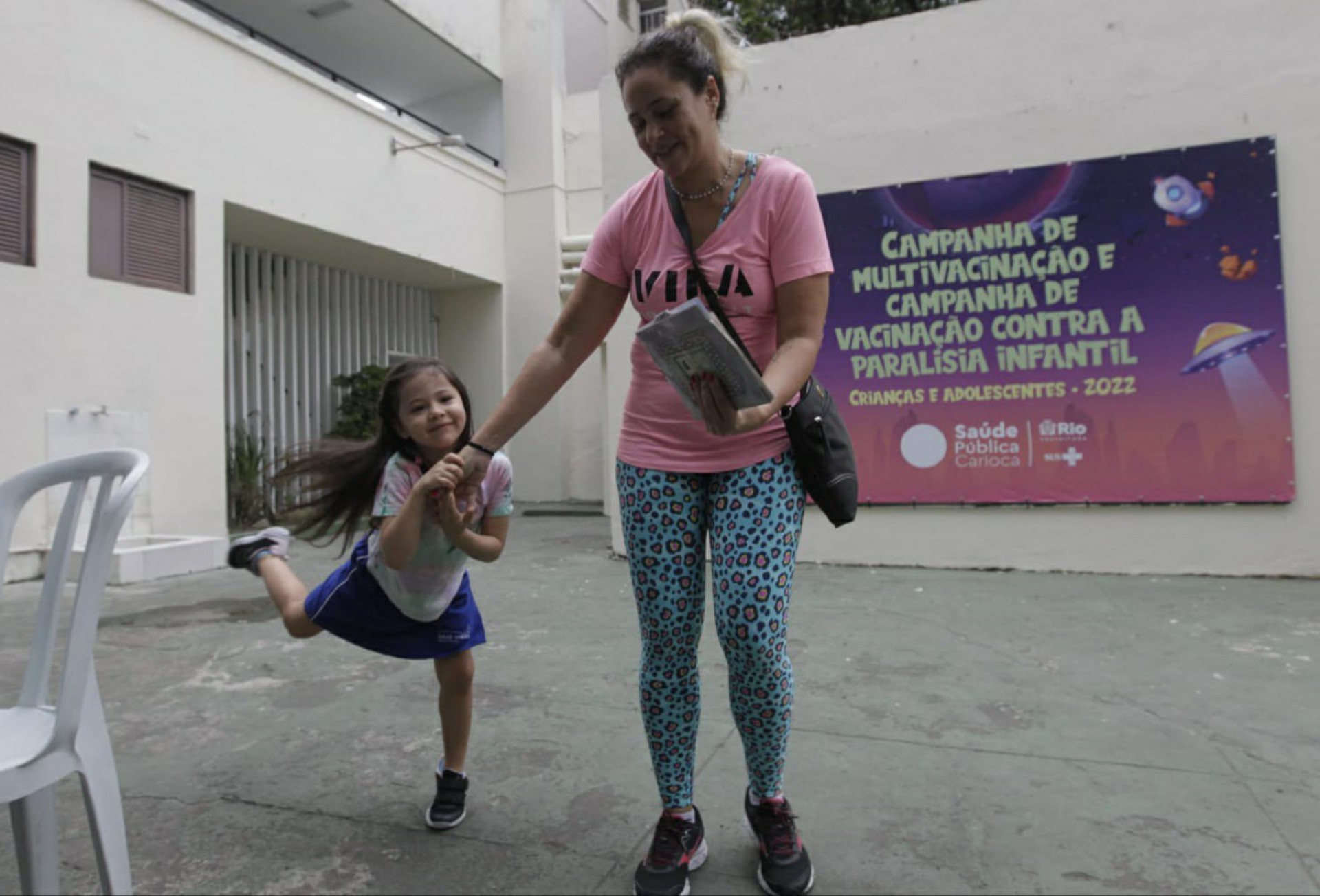 A mãe Sabra Pontes levou a pequena Maria Helena, de quatro anos, para tomar a gotinha contra pólio - Reginaldo Pimenta / Agência O DIA
