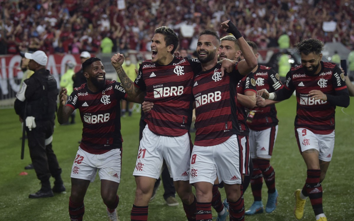 Pedro (centro) do Flamengo comemora com os companheiros de equipe ap&oacute;s marcar contra o Corinthians durante a partida de volta das quartas de final da Copa Libertadores da Am&eacute;rica, no est&aacute;dio do Maracan&atilde;, no Rio de Janeiro, Brasil, em 9 de agosto de 2022.
Carl DE SOUZA / AFP