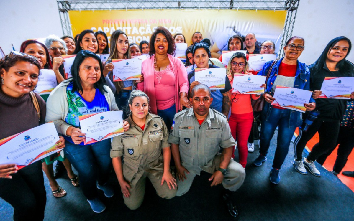 Secret&aacute;ria especial, Ros&acirc;ngela Garcia, bombeiros Elis&acirc;ngela e Adonis com  participantes da capacita&ccedil;&atilde;o