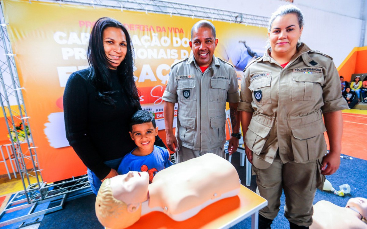 Sargentos Elis&acirc;ngela e Adonis explicam como s&atilde;o feitas as manobras