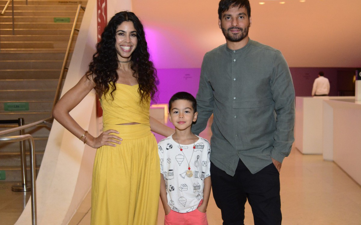 Bela Gil, o marido, Jo&atilde;o Paulo Demasi e o filho