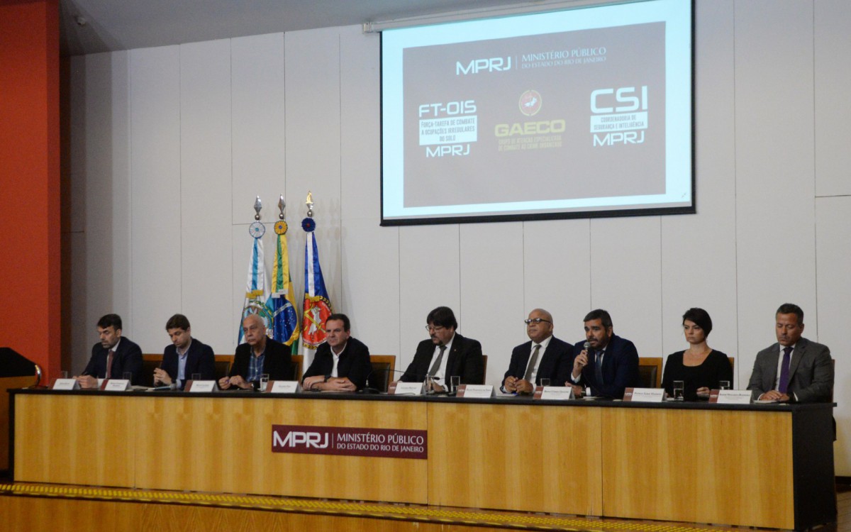 O prefeito Eduardo Paes participou do primeiro balan&ccedil;o das demoli&ccedil;&otilde;es realizadas no combate ao crime organizado no Minist&eacute;rio P&uacute;blico do Rio de Janeiro - Sandro Vox / Ag&ecirc;ncia O Dia                                    