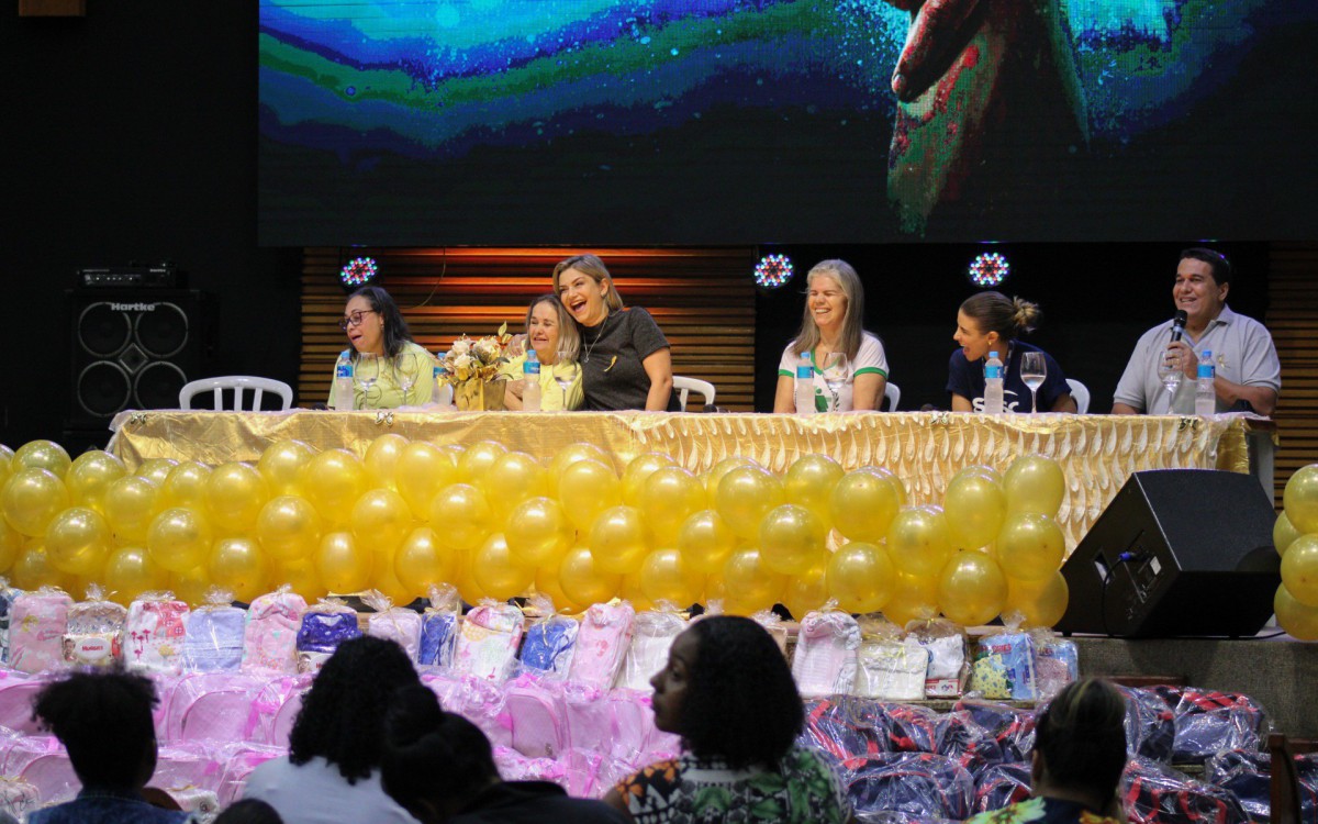 A vice-prefeita Flávia Duarte também estava presente no evento. Graziele Santos, de 20 anos, que fez o seu pré-natal no Posto Central, foi convidada para ser a madrinha do mês dourado