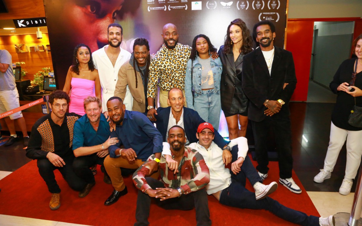 Elenco do filme 'Pacificado' posa para fotos