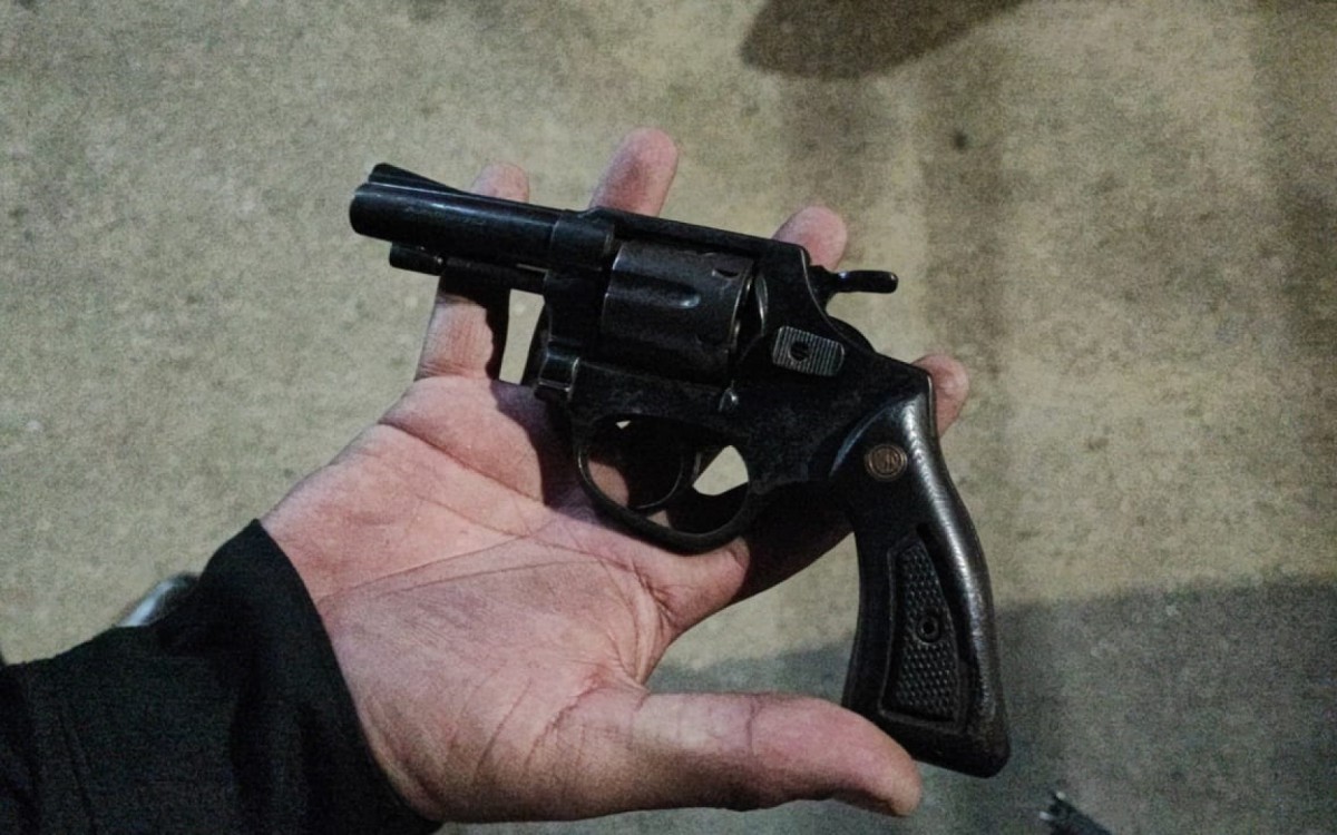 Um rev&oacute;lver foi apreendido