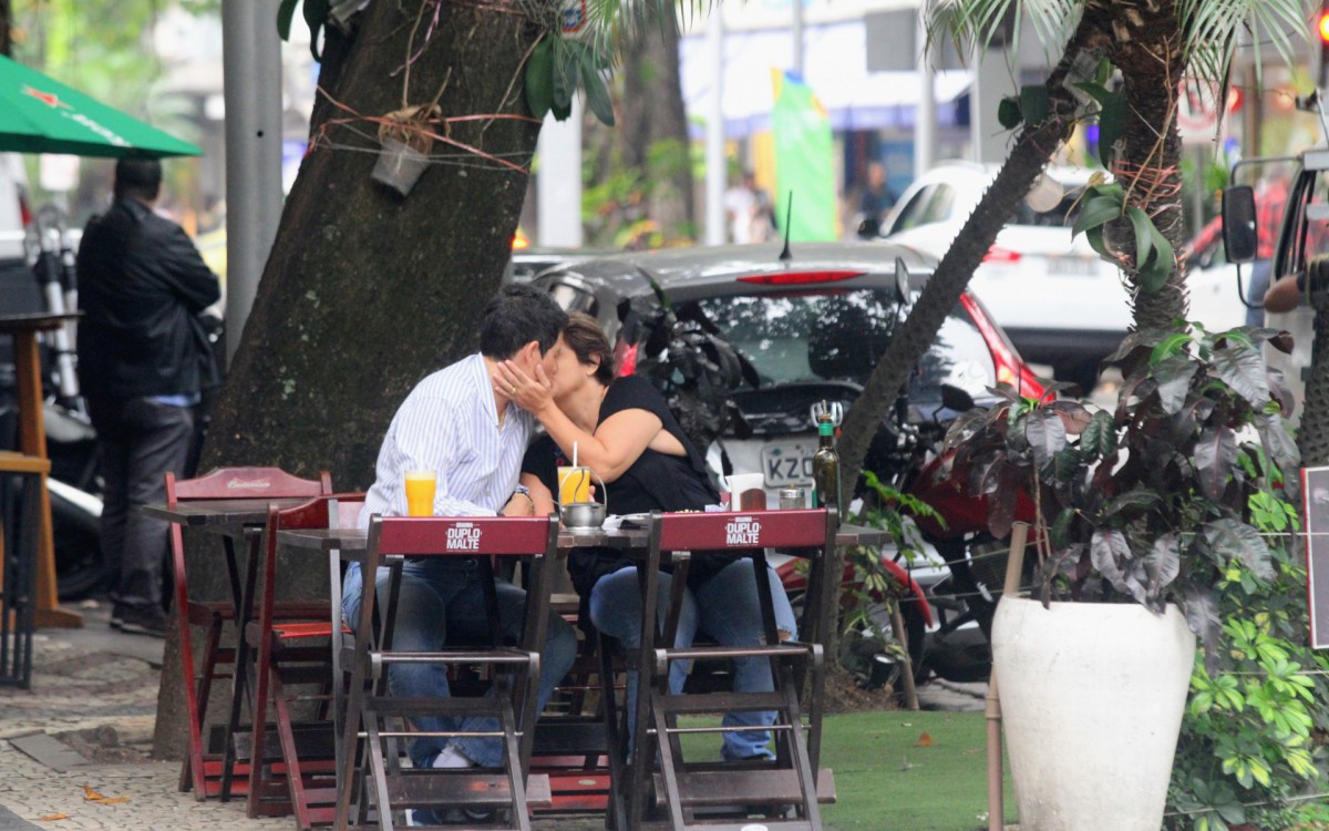 Claudia Rodrigues e Adriane Bonato comemoram dois meses de namoro