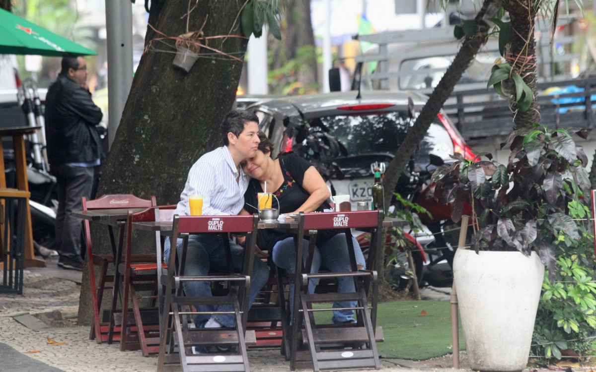 Claudia Rodrigues e Adriane Bonato comemoram dois meses de namoro