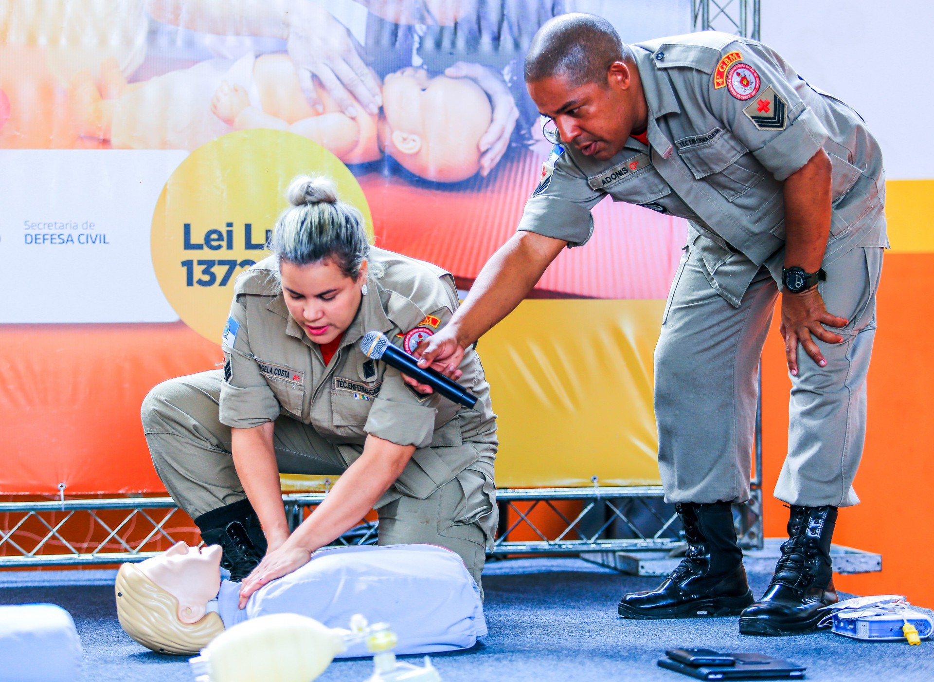 Sargentos Elis&acirc;ngela e Adonis explicam como s&atilde;o feitas as manobras - Rafael Barreto / PMBR