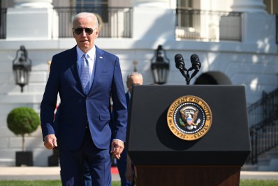Com temor de domínio chinês, Biden assina lei de investimento em semicondutores nos EUA