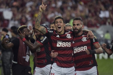 Pedro marca, Flamengo volta a vencer o Corinthians e confirma vaga na semifinal da Libertadores