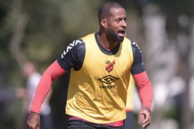 Após deixar o Athletico-PR, Dedé recebe sondagem de clube da Série A