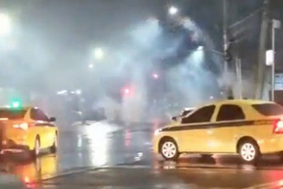Policiais e torcedores entram em confronto nos arredores do Maracanã antes de jogo do Flamengo