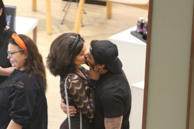 Aline Campos e Jesus Luz trocam beijos em shopping do Rio