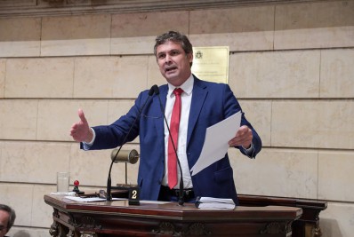 Lindbergh Farias cobra reajuste aos servidores da Câmara — no plenário