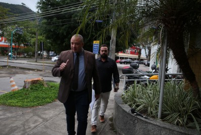 Bruno Nogueira, m&eacute;dico que transferiu Bruno krupp para UTI, chegando na 16&deg; DP da Barra da Tijuca para prestar depoimento. Bruno (de barba) -  Cléber Mendes