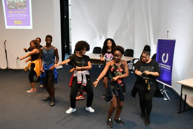 Mega evento começa com roda de conversa e apresentação de hip hop