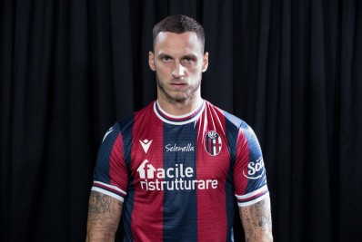 Manchester United desiste de contratar atacante do Bologna, diz jornal